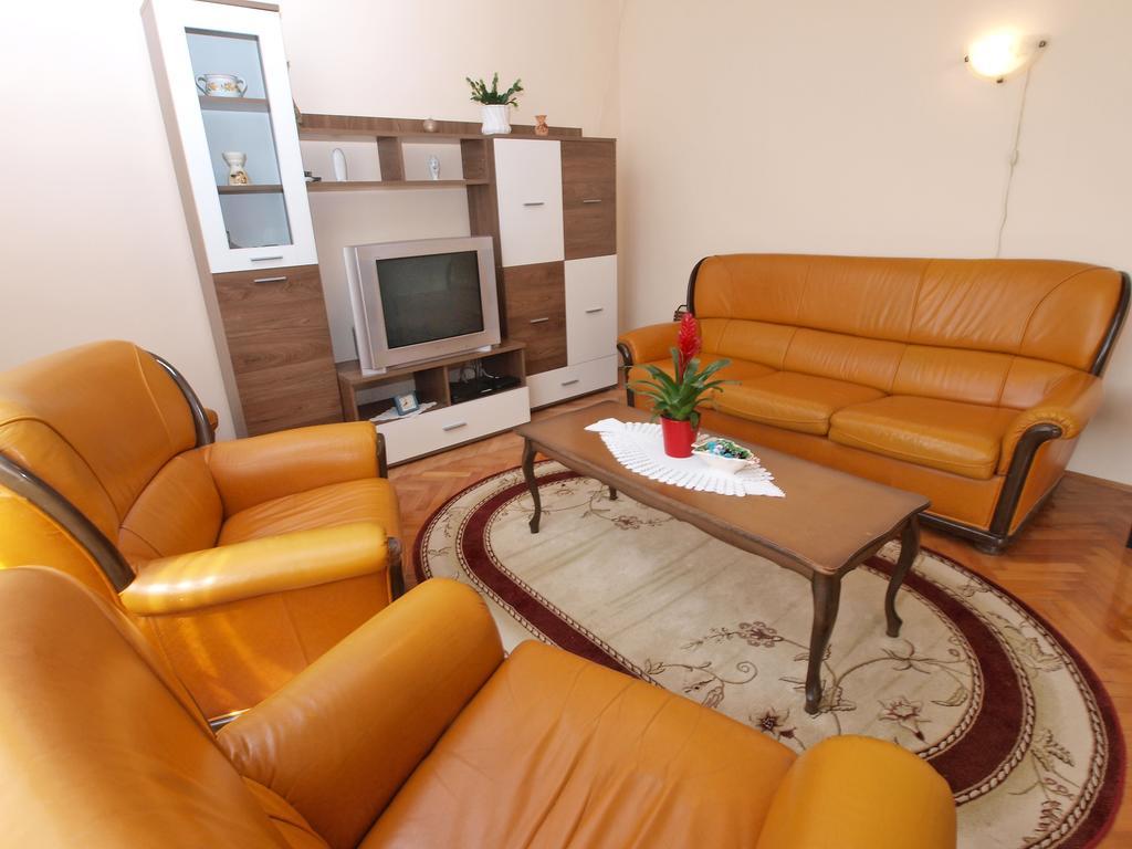 Apartments Ivanka 1056 Pula Bagian luar foto