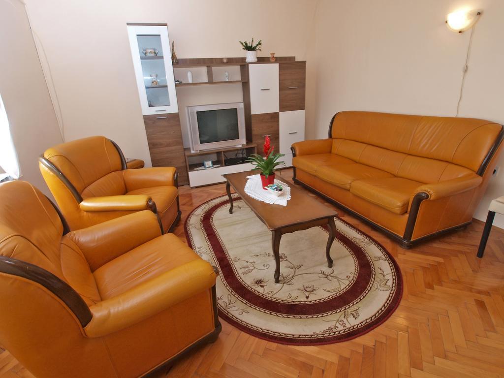 Apartments Ivanka 1056 Pula Bagian luar foto